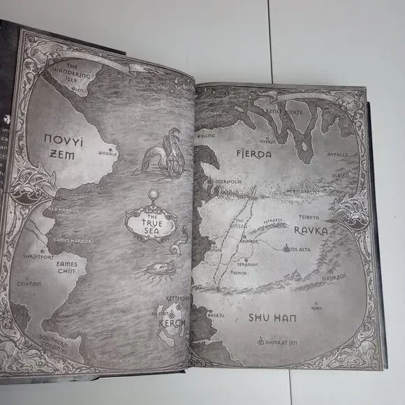 Six Of Crow Hardcover Book Leigh Bardugo's - Picture 3 of 6